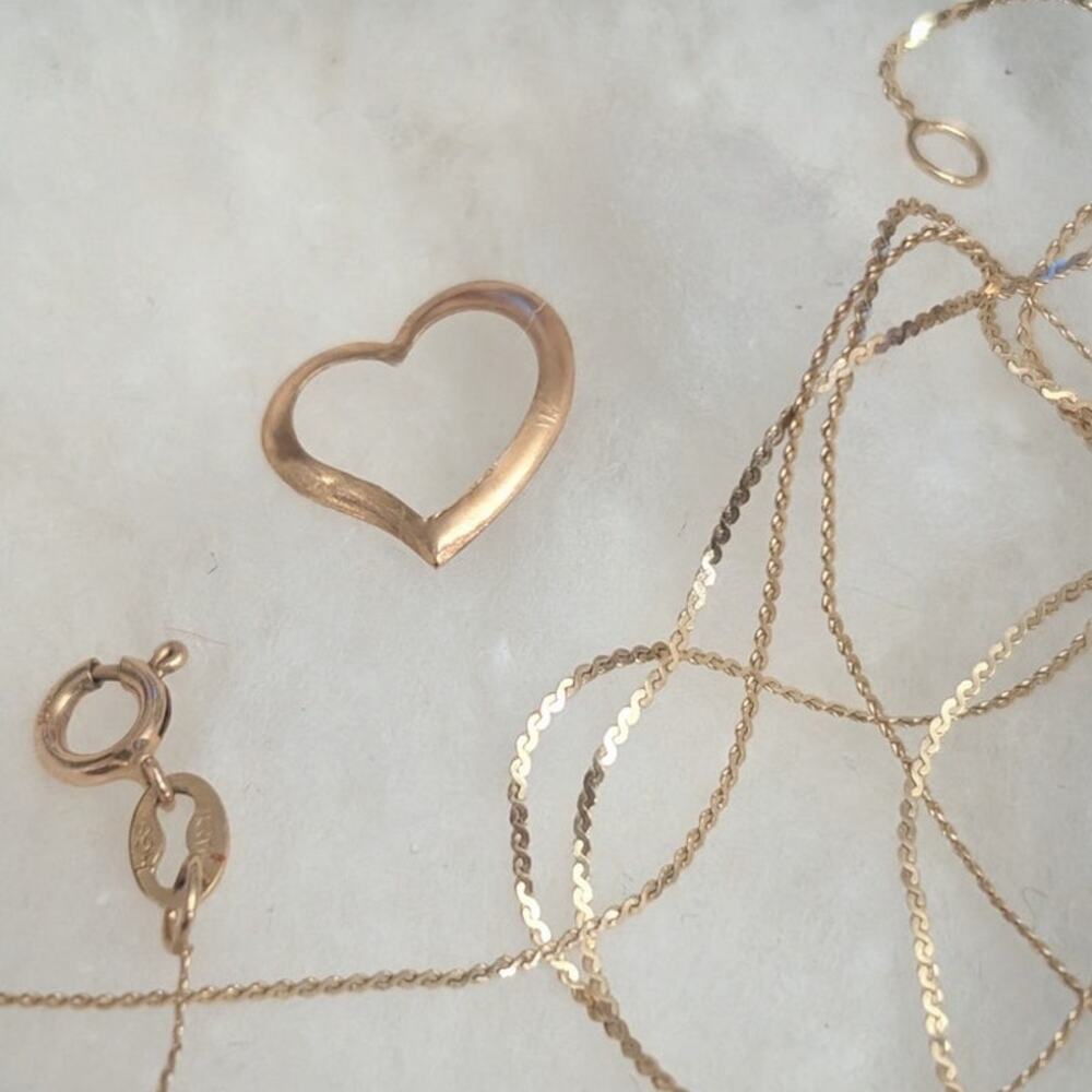 10K Gold Delicate Necklace and Pendant Canada (Chain Damaged)